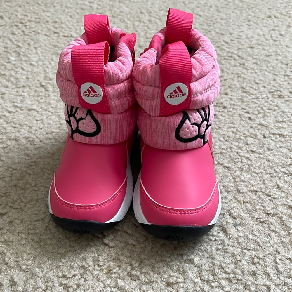 New boots for toddlers girls, never worn,size 5.5 us